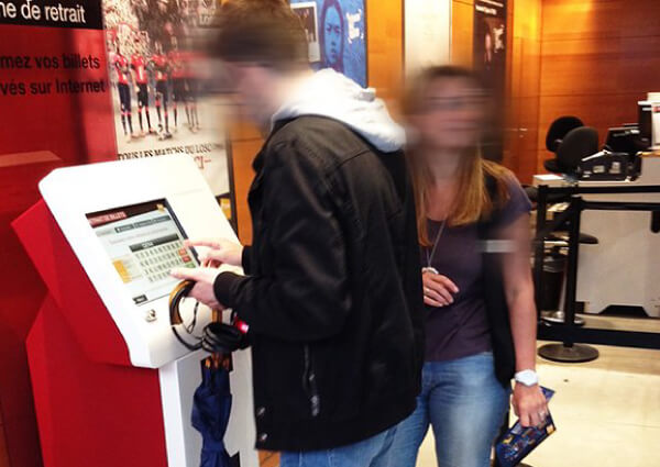 To reduce waiting times for its customers, Fnac decided to install ticket vending machines in their shops.