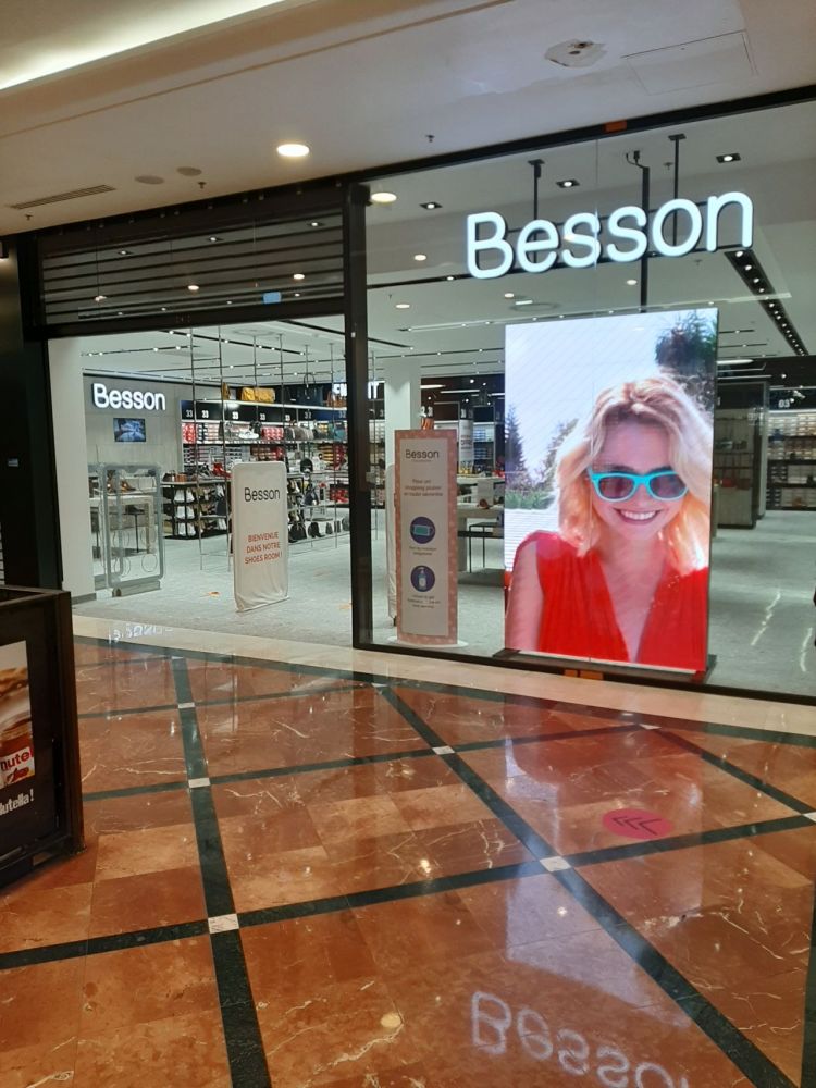 Besson Chaussures is a company specialized in the sale of shoes. In order to modernize its image, it chose to equip its 149 stores with screen walls.