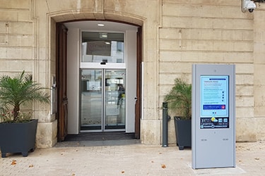 affichage-dynamique-totem-exterieur