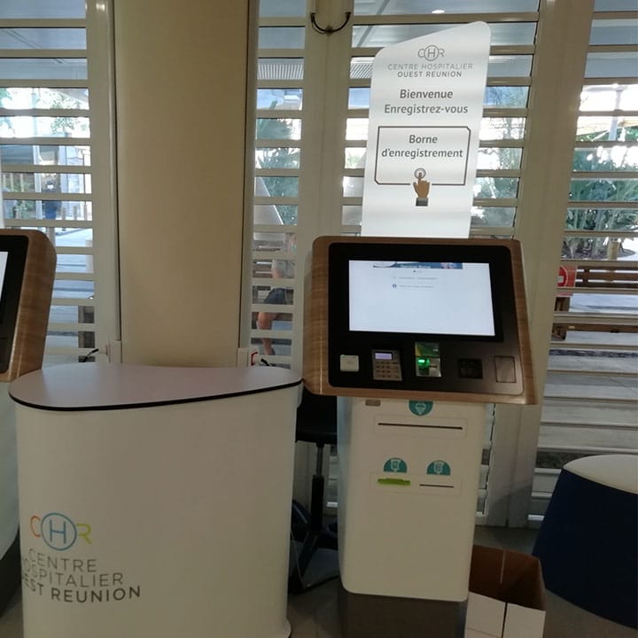 Le Centre Hospitalier Ouest réunion a sollicité Iagona pour simplifier l’accueil et les admissions de ses patients. Le besoin récurrent était de désengorger les files d’attente aux bureaux des entrées. De plus, le Centre Hospitalier souhaitait initier une démarche de digitalisation et nous a demandé de l’aider sur ce point.