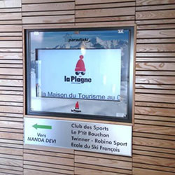 La Plagne wanted to display various information on outdoor screens, such as resort activities and road conditions.