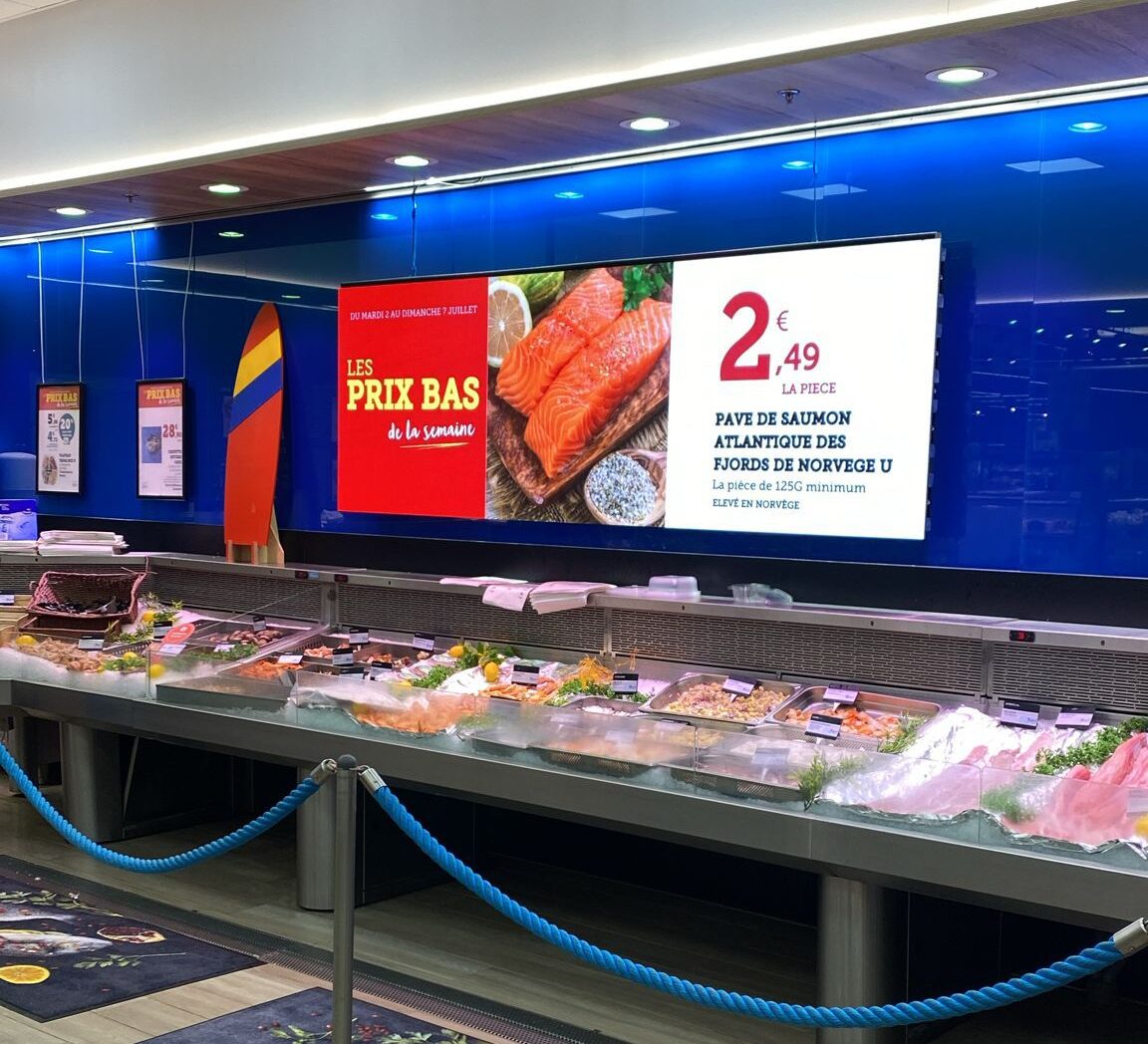 Iagona supported the Super U stores in Ferrières, Igoville, and Serqueux in a project to modernize their visual communication.
The goal: to energize the departments – especially the seafood section – and create a shopping experience that’s clearer, smoother, and more engaging.