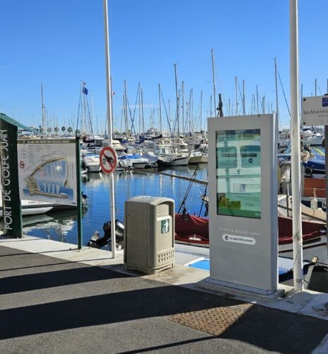 INS Video Côte d’Azur, a renowned audiovisual integrator, turned to Iagona to equip several prestigious ports managed by the Nice Côte d’Azur Chamber of Commerce and Industry.
The goal: to modernize communication and enhance the customer experience for a demanding clientele of yacht and superyacht owners.